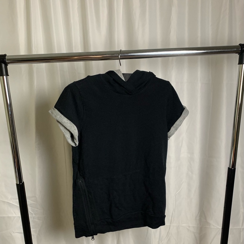 it has a zipper in the side